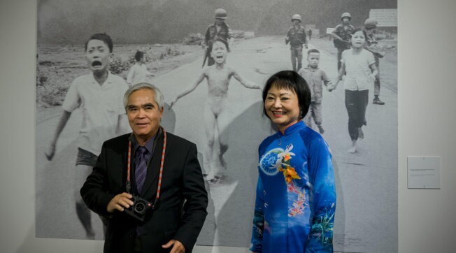 Milano, A 50 anni dallo scatto “Napalm girl” che gli valse il Premio Pulitzer nel 1973 Nick Ut incontra a Milano la bimba protagonista della foto, Phan Thi Kim Phuc,