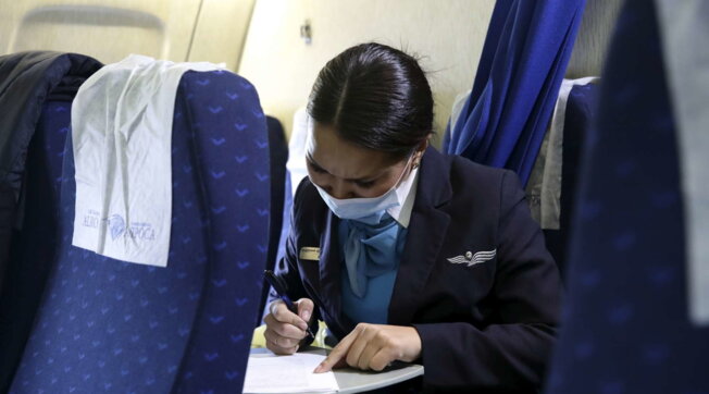 Covid, dal 16 maggio non sarà più obbligatorio indossare la mascherina sui voli in Unione europea