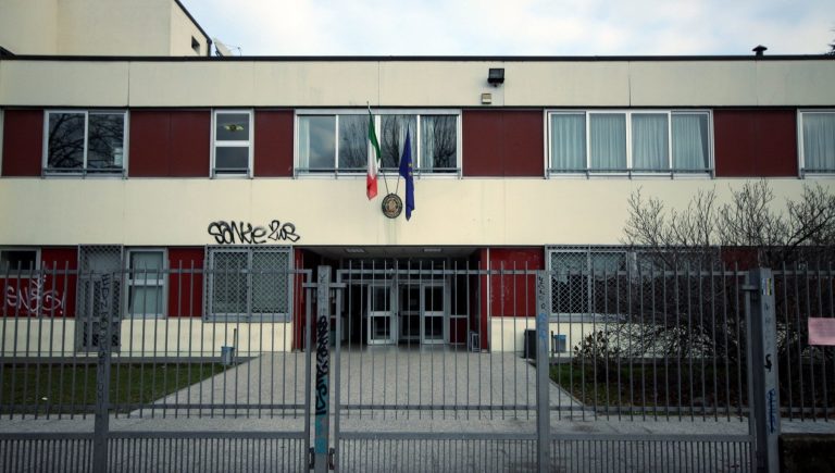 Milano, una batteria power bank è esplosa in un zaino nella scuola Amerigo Vespucci: feriti 7 studenti