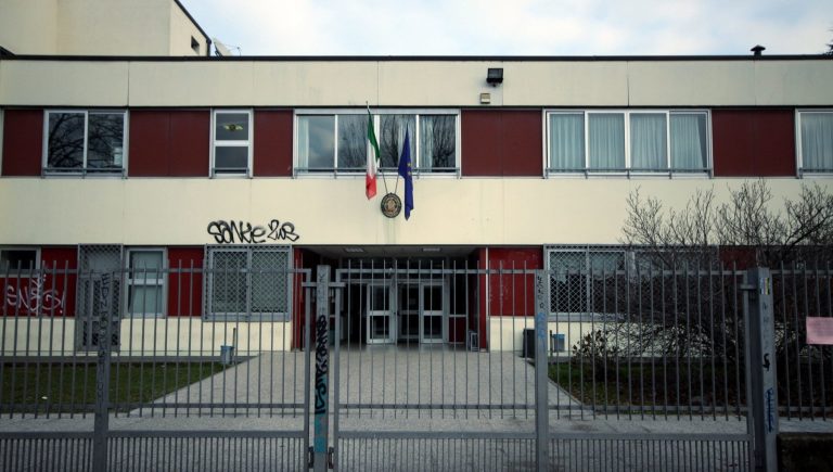 Milano, una batteria power bank è esplosa in un zaino nella scuola Amerigo Vespucci: feriti 7 studenti
