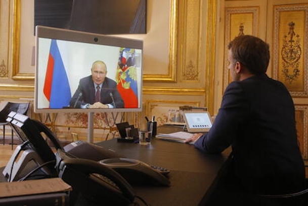 Guerra in Ucraina, telefonata di oltre due ore tra Macron e Putin: “Stop alle armi all’Ucraina”. L’Eliseo: “La Russia si fermi”
