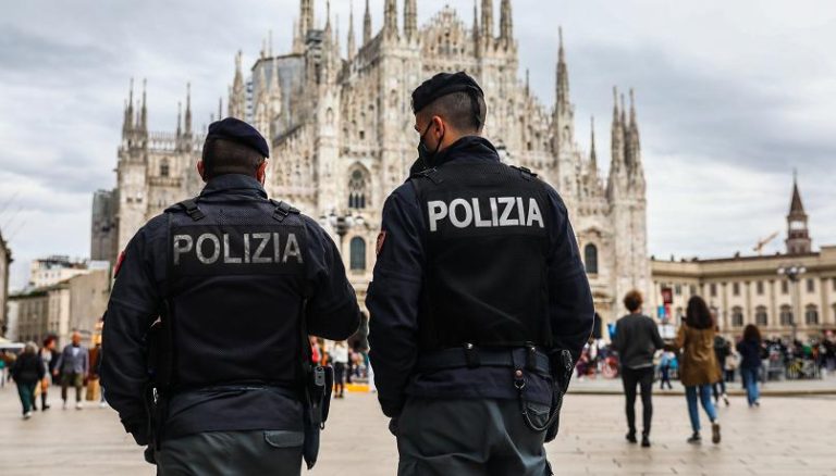 Milano, polacco di 33 anni scala il Duomo: è stato denunciato dalla polizia