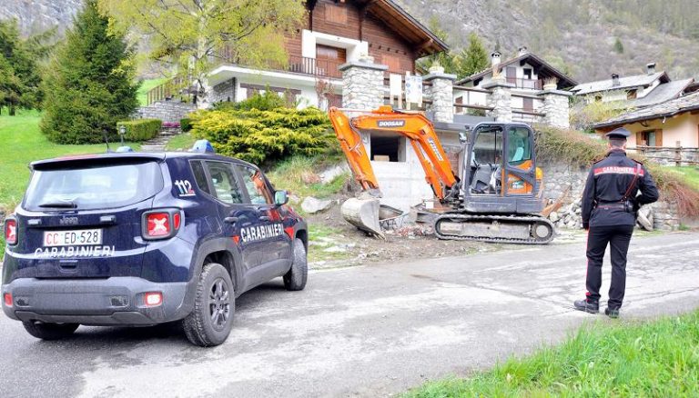 Val d’Aosta, muore un operaio durante i lavori nella villa della ministra Cartabia: “Sono sconvolta e affranta”