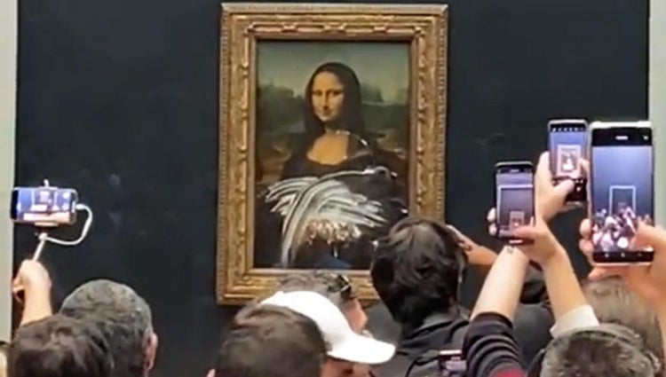 Parigi, un uomo ha lanciato una torta contro il vetro blindato che protegge la Gioconda