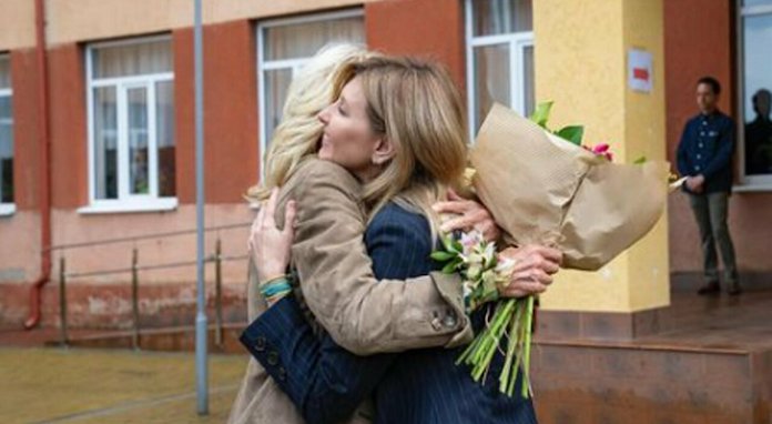 Ucraina, il toccante abbraccio tra la first lady Jill Biden e Olena Zelenska
