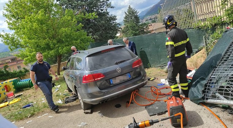 L’Aquila, sciolta la prognosi ad un bimbo che era stato travolto dall’auto senza freno a mano