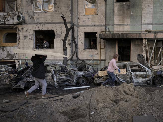 Guerra in Ucraina, raid aerei continui su Severodonetsk: 4 civili morti