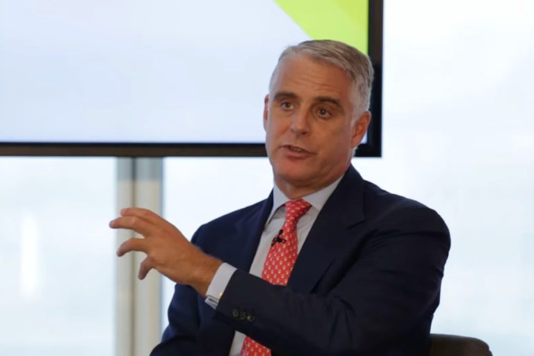 Unicredit, parla l’Ad Orcel: “L’uscita dalla Russia è complicata, stiamo considerando ogni opzione”