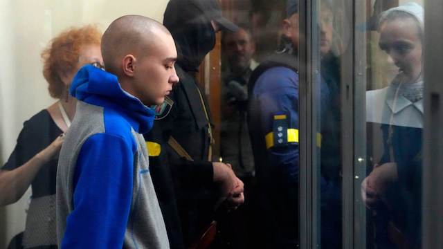 Il sergente Vadim Shysimarin, primo soldato russo a processo in Ucraina per crimini di guerra, si è dichiarato colpevole
