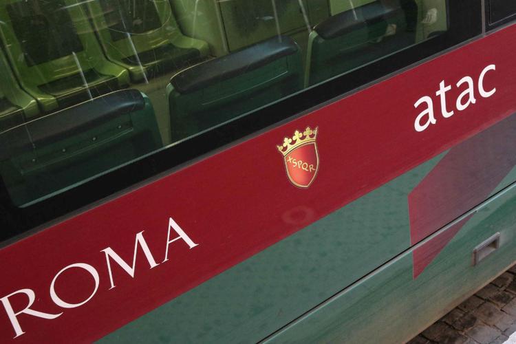 Roma, denunciato un 36enne per aver seminato il panico su un bus con un coltello