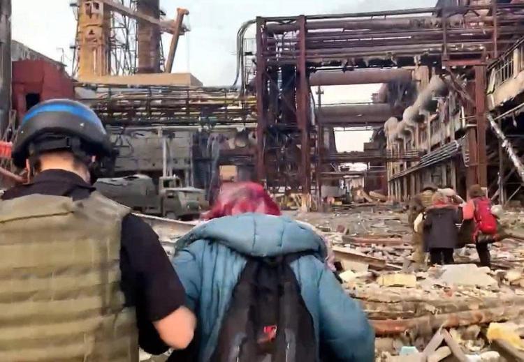 Guerra in Ucraina, evacuati 50 civili dall’acciaieria Azovstal di Mariupol