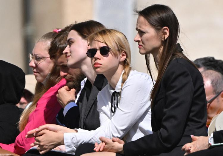 Vaticano, Papa Francesco ha incontrato le mogli di due ufficiali del Battagliano Azov