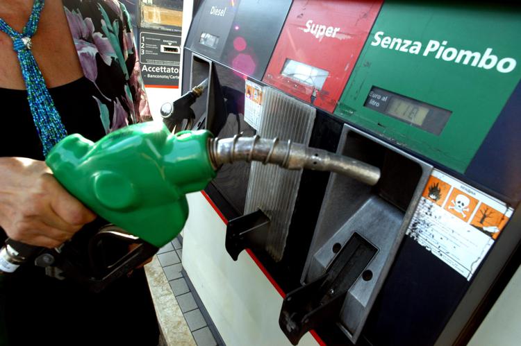 Carburanti, cala in prezzo della benzina, cresce quello del diesel