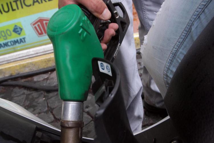 Carburanti, scendono oggi i prezzi della benzina e del diesel
