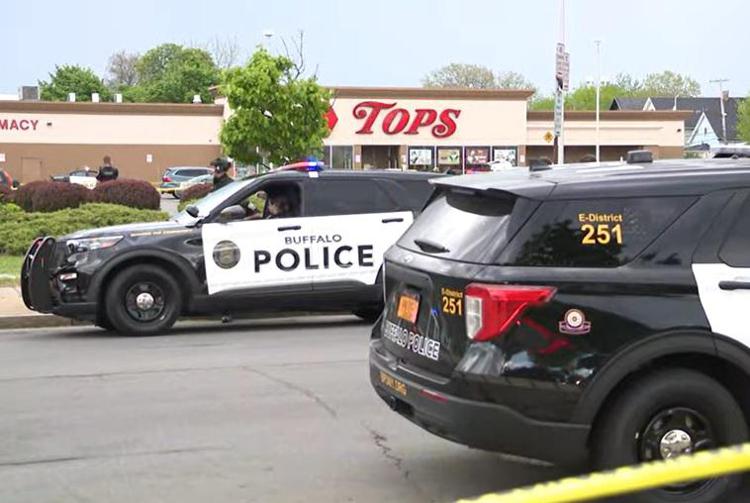Usa, sparatoria in un supermercato a Buffalo: ci sarebbero almeno 10 morti. Arrestato il killer