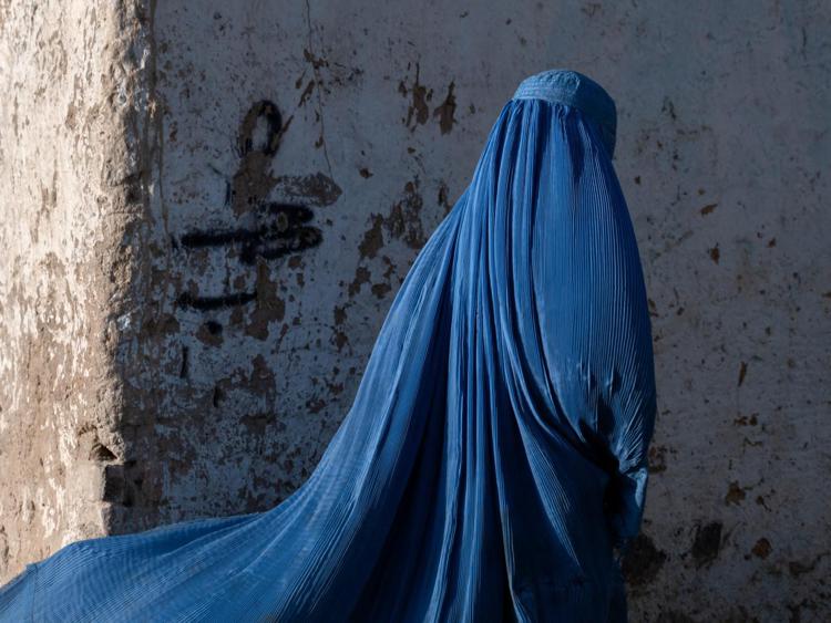 Afghanistan, in talebani impongono il burqua obbligatorio per le donne anche nei luoghi pubblici