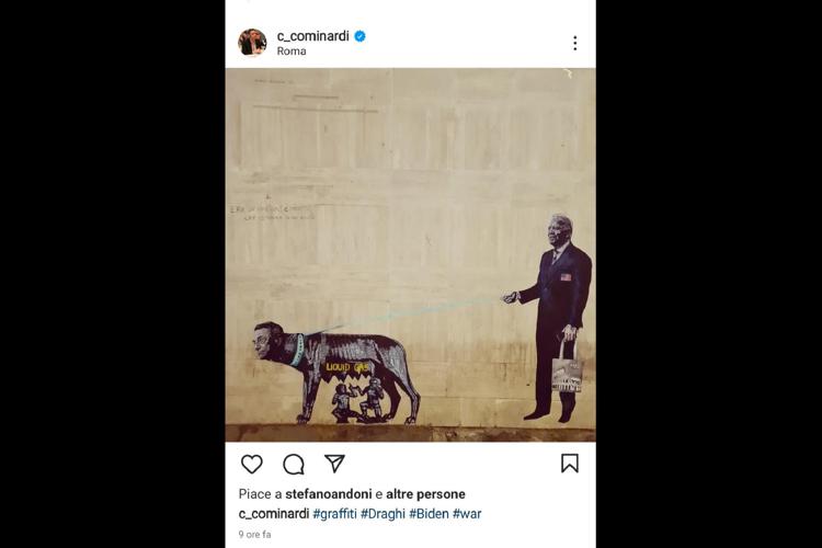 Post offensivo su Instagram del tesoriere M5S contro il premier Draghi (al guinzaglio di Biden)