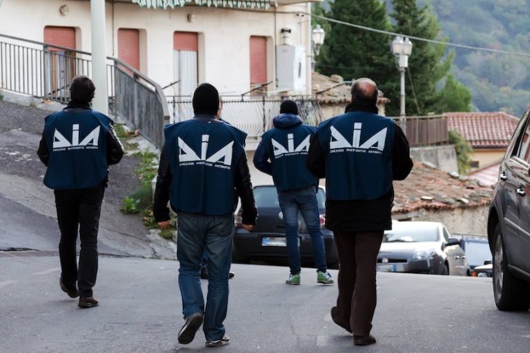 Roma, la mani della ‘ndrangheta sulle attività commerciali: la Dia arresta 43 persone