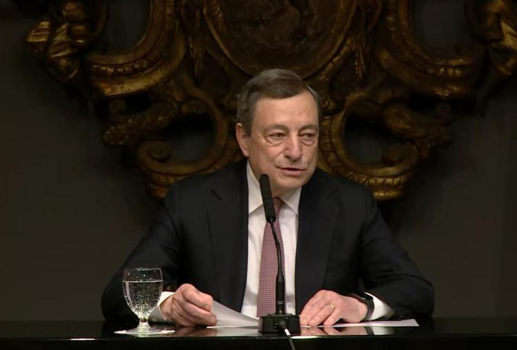Guerra in Ucraina, parla Draghi: “La Russia non è più invincibile, serve un tavolo per la pace”