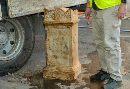 Roma, rinvenuta un’ara in marmo bianco del II secolo dopo Cristo