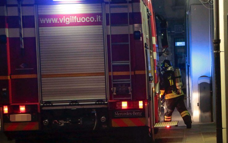 Roma, incendio nell’ex fabbrica della Miralanza