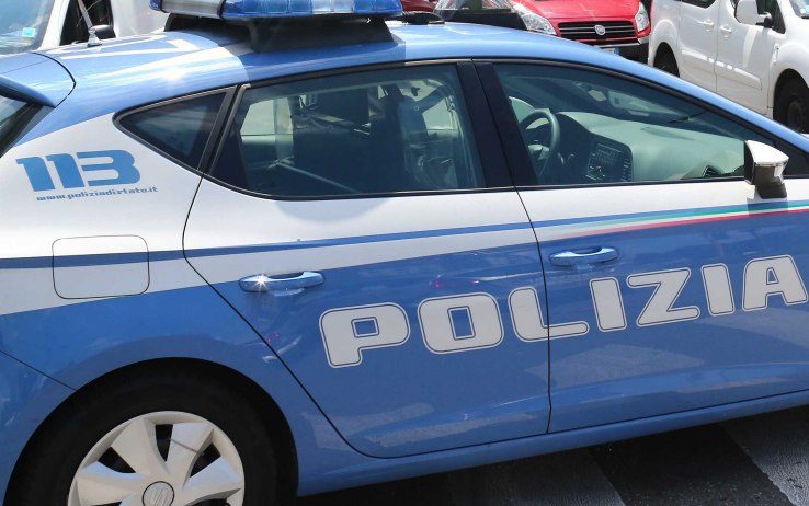 Roma, trascina fuori dal furgone il conducente di un Doblò a Centocelle. Indaga la polizia