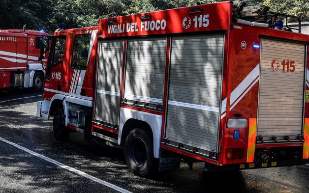 Fiumicino, un incendio di sterpaglie è scoppiato nella zona di via Valderoa