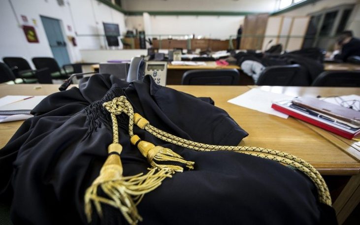 Una donna di 33 anni è sotto processo davanti al giudice monocratico di Roma per l’accusa di sottrazione di minore all’estero