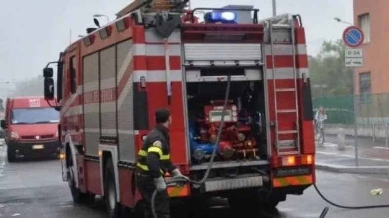 Roma, incendio in un palazzo al quartiere Aurelio: almeno una vittima e diversi intossicati