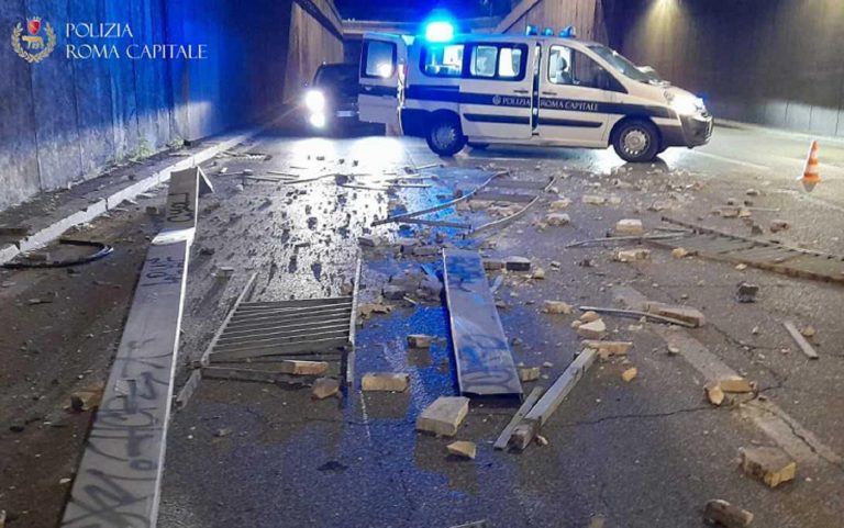 Roma, incidente stradale sul Lungotevere Arnaldo Da Brescia