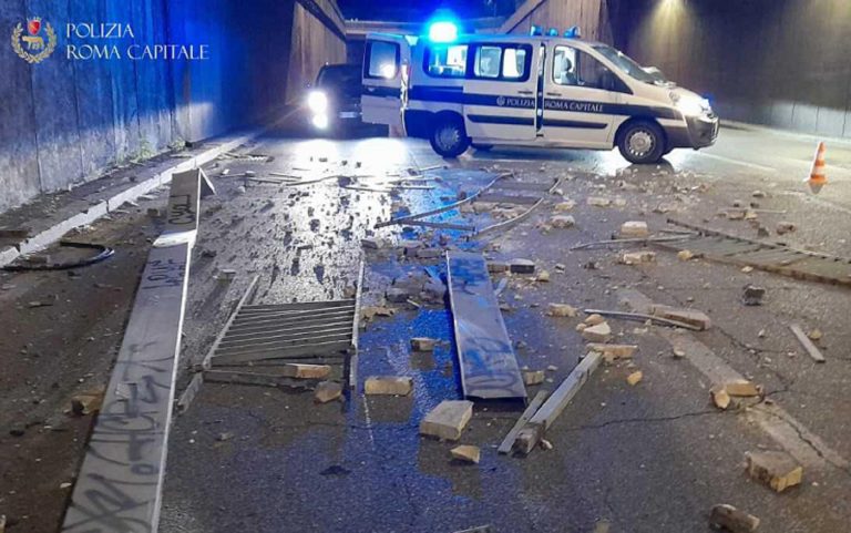 Roma, incidente stradale sul Lungotevere Arnaldo Da Brescia
