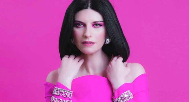 Laura Pausini è positiva al Covid. Lo ha annunciato lei stessa sui social