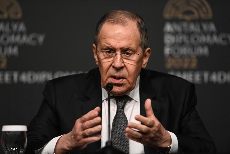 L’ultimo ‘delirio’ del ministro Lavrov: “L’Occidente vuole distruggere la Russia come Napoleone ed Hitler”
