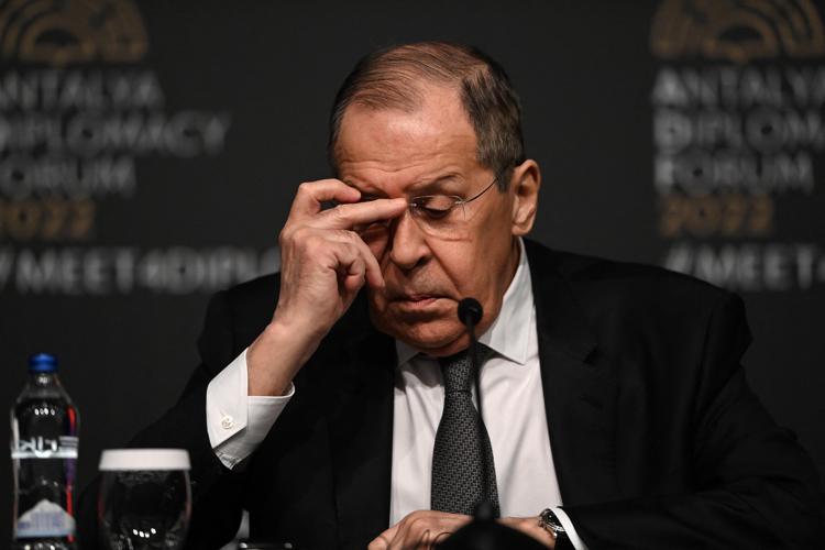 Guerra in Ucraina, l’avvertimento di Lavrov: “Useremo armi nucleari solo se la Russia rischia di essere annientata”