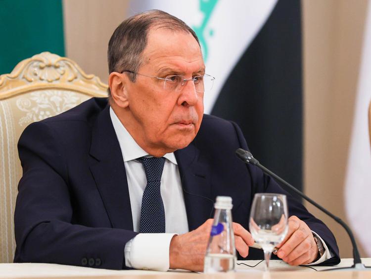 Conflitto in Ucraina, parla il ministro Lavrov: “La Russia continua a perseguire i suoi obiettivi nell’operazione militare perché Kiev rifiuta i negoziati”