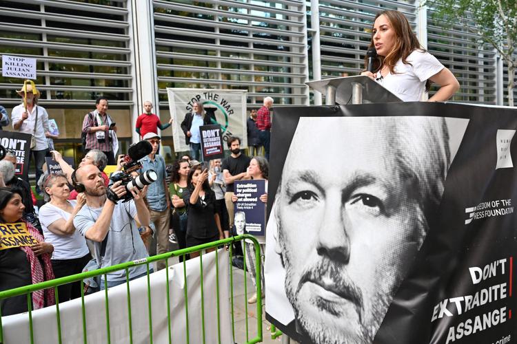 Londra, in migliaia in piazza contro l’estradizione di Julian Assange negli Usa