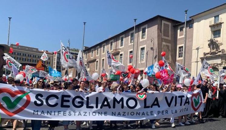 A Roma sfila il corteo “pro life” anti abortista in piazza della Repubblica