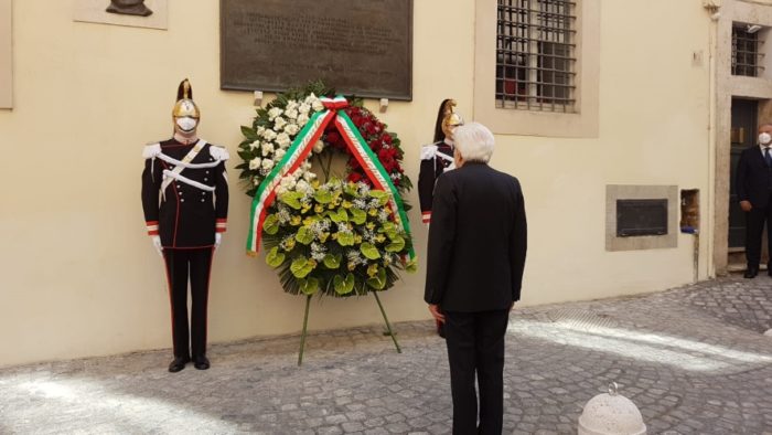 Roma, in via Caetani la corona di fiori in ricordo del martirio del Aldo Moro