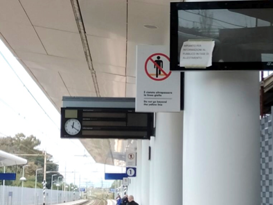 I pendolari: “Non esistono i monitor sulle banchine”