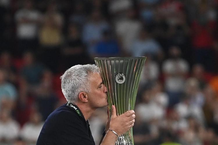 Calcio, la commozione di Mourinho: “La Roma ha scritto la storia”