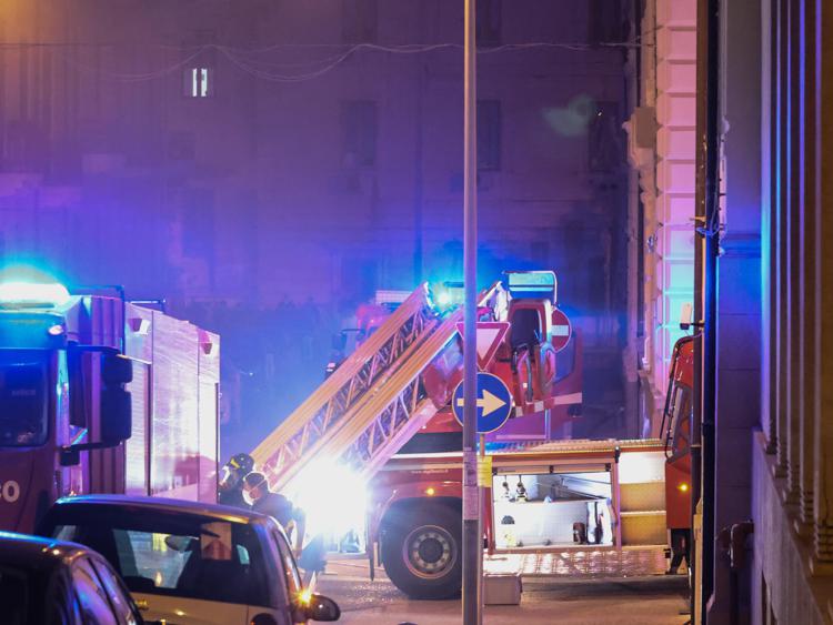 Roma, incendio in un palazzo a Prima Porta: 6 feriti tra i 50 inquilini evacuati