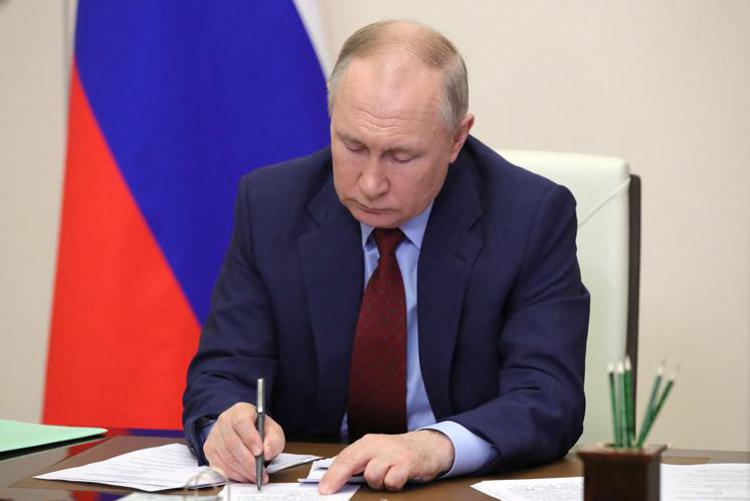 Vladimir Putin ha firmato un decreto sul conferimento semplificato della cittadinanza russa per chi risiede a Kherson e Zaporizhia