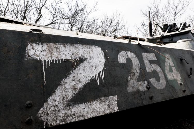 Guerra in Ucraina, le perdite russe: 24.500 soldati, 1.077 carri armati, 2.610 mezzi corazzati, 491 sistemi d’artiglieria, 163 lanciarazzi multipli, 81 sistemi di difesa antiaerea, 194 aerei e 155 elicotteri