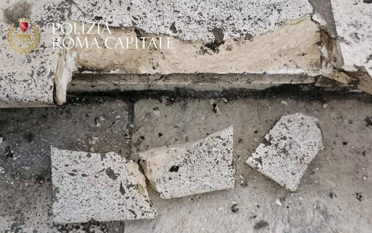 Roma, danneggia con l’auto la scalinata di Trinità dei Monti: l’uomo è stato denunciato