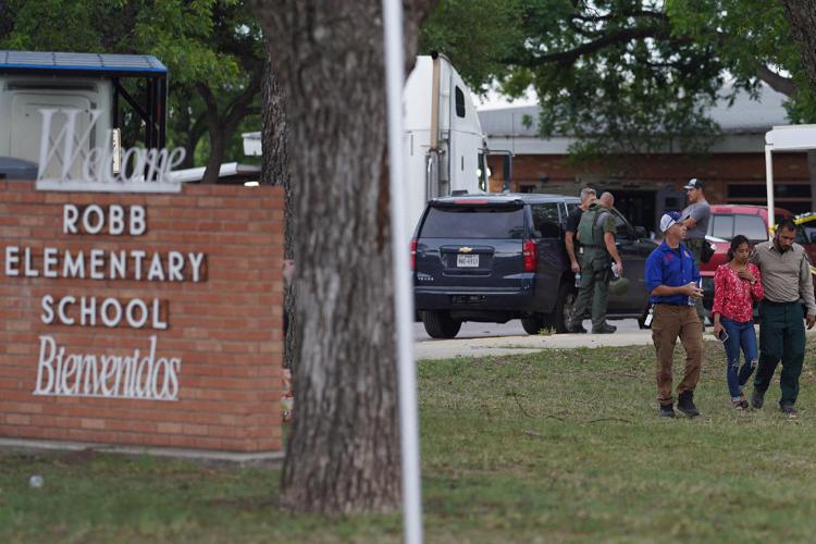 Usa sotto choc per la strage di 19 bambini in Texas, parla Biden: “Fermare la lobby delle armi”