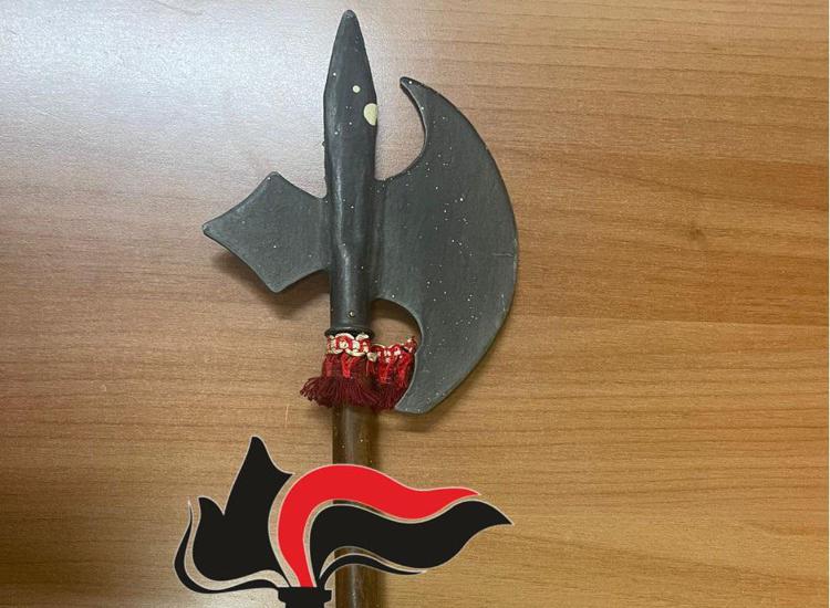 Napoli, tenta una rapina con un ascia medievale: arrestato 41enne