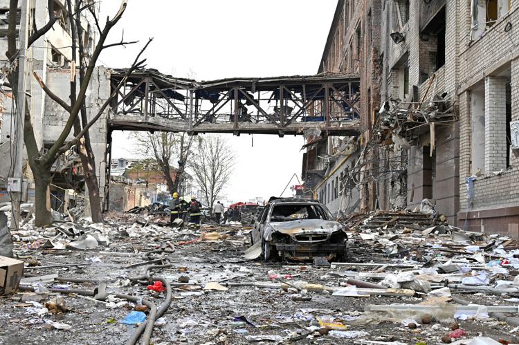 L’Ucraina afferma di aver recuperato nella sola regione di Kiev i corpi di oltre 1.200 civili uccisi dall’inizio dell’invasione della Russia