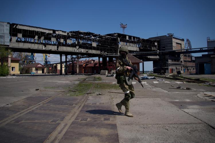 Guerra in Ucraina, oggi riprende l’evacuazione dei civili dall’acciaieria Azovstal