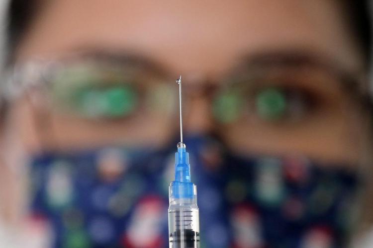 Covid, report della Fondazione Gimbe: “Diminuisce la protezione della terza dose del vaccino dopo 120 giorni!