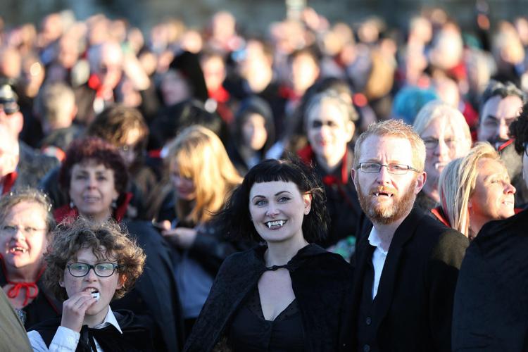 Gran Bretagna, maxi raduno di “vampiri” nello Yorkshire per i 125 anni del romanzo “Dracula”